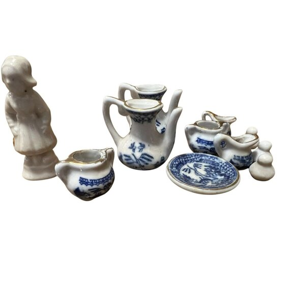 ANTIQUE Vtg BLUE WILLOW CHILD'S TEA SET Tiny Plates/Saucers/cups/Pitcher/Doll - Picture 4 of 6